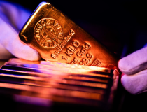 Giá vàng lao dốc về gần 4.900 USD/oz, SPDR Gold Trust bán ròng mạnh