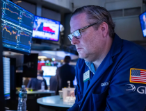 Chứng khoán Mỹ “đỏ lửa” vì mối lo AI và thuế quan, giá giảm trong lúc chờ tin Iran