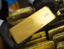 Giá vàng chững dưới 5.200 USD/oz trong lúc chờ tin đàm phán hạt nhân