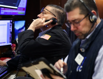 Chứng khoán Mỹ đảo chiều ngoạn mục giữa chiến sự ở Iran, giá dầu tăng vọt vì eo Hormuz đóng cửa