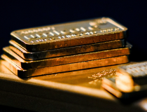 Giá vàng “bốc hơi” hơn 200 USD/oz, SPDR Gold Trust xả hàng