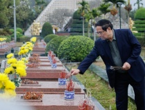 Thủ tướng dâng hương tưởng niệm Chủ tịch Hồ Chí Minh và các Anh hùng, liệt sĩ tại Điện Biên