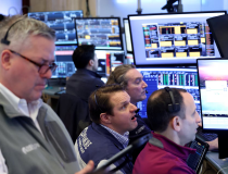 Chứng khoán Mỹ “đỏ lửa” vì giá dầu đóng cửa trên mức 100 USD/thùng