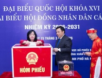 Chủ tịch Ủy ban Trung ương Mặt trận Tổ quốc Việt Nam Bùi Thị Minh Hoài cùng cử tri đi bầu cử