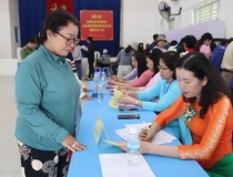 Cử tri cao tuổi và cử tri trẻ hào hứng đi bầu cử tại Khánh Hòa