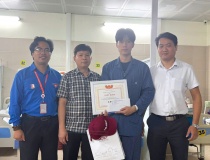 Khen thưởng nam sinh viên Bách khoa cứu 7 người trong vụ cháy tại Hà Nội