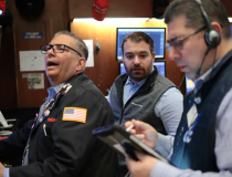 Chứng khoán Mỹ tăng điểm mạnh, giá dầu giảm trước khi Tổng thống Trump phát biểu về Iran