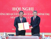 Đồng chí Lê Minh Hưng trao Quyết định của Bộ Chính trị chuẩn y đồng chí Trần Phong giữ chức Bí thư Tỉnh uỷ Khánh Hoà