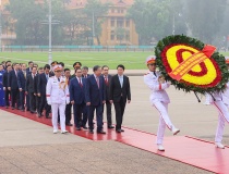 Đại biểu Quốc hội khóa XVI vào Lăng viếng Chủ tịch Hồ Chí Minh trước giờ khai mạc kỳ họp thứ nhất