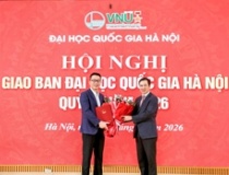 Giám đốc ĐHQGHN Bùi Thế Duy trao quyết định bổ nhiệm chức vụ Hiệu trưởng Trường Đại học Việt Nhật đối với ông Nguyễn Hoàng Oanh