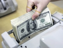 Giá USD tự do tăng vọt, ngân hàng bán ra sát mức trần