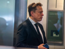 Tỷ phú Elon Musk dùng điện thoại gì?