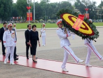 Thủ tướng Nhật Bản đặt vòng hoa viếng Chủ tịch Hồ Chí Minh và Đài tưởng niệm các Anh hùng liệt sĩ