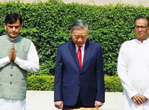 Tổng Bí thư, Chủ tịch nước Tô Lâm đặt vòng hoa tại Khu tưởng niệm Mahatma Gandhi và Tượng Chủ tịch Hồ Chí Minh