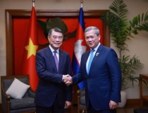 Thủ tướng Lê Minh Hưng gặp Thủ tướng Campuchia Hun Manet