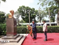 Tổng Bí thư, Chủ tịch nước Tô Lâm dâng hoa tại Tượng Chủ tịch Hồ Chí Minh ở Colombo