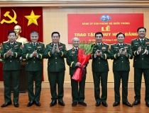 Đại tướng Phan Văn Giang trao Huy hiệu 70 năm tuổi Đảng tặng Đại tướng Phạm Văn Trà