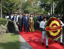 Tổng Bí thư, Chủ tịch nước Tô Lâm dâng hoa tại Tượng đài Chủ tịch Hồ Chí Minh ở Philippines