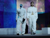 Robot hình người bước lên sàn catwalk, Hàn Quốc thử nghiệm tương lai nơi AI hòa vào đời sống