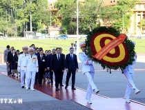Thủ tướng Lào tưởng niệm các anh hùng liệt sĩ và vào Lăng viếng Chủ tịch Hồ Chí Minh