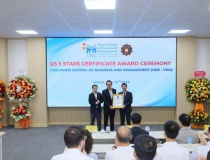 Trao chứng nhận cho trường công lập đầu tiên của Việt Nam đạt QS Stars 5 sao