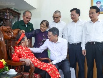 Thủ tướng tặng quà Mẹ Việt Nam anh hùng và dâng hương tưởng niệm các Anh hùng liệt sĩ tại Phú Thọ