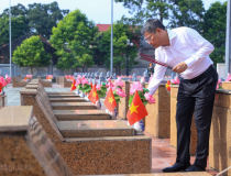 Thủ tướng dâng hương tưởng niệm các Anh hùng liệt sĩ và tặng quà người có công tại Lạng Sơn