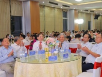 Những bộ óc đứng sau mặt báo