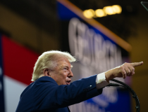 Tổng thống Trump dọa áp thêm thuế quan lên hàng hóa châu Âu
