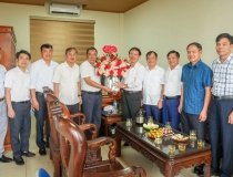 Lãnh đạo xã Hưng Đạo tặng hoa chúc mừng Ban Xây dựng Đảng nhân Ngày truyền thống ngành Tuyên giáo