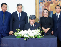 Lãnh đạo Đảng, Nhà nước viếng đồng chí Saysomphone Phomvihane, Ủy viên Bộ Chính trị, Chủ tịch Quốc hội Lào
