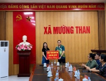 Trao tặng 200 bộ bàn ghế cho nhân dân vùng lũ xã Mường Than