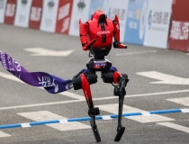 Robot hình người Trung Quốc phá kỷ lục thế giới 100m của Usain Bolt tại Đại hội Bắc Kinh