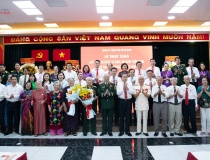 Chủ tịch Quốc hội Trần Thanh Mẫn trao Huy hiệu Đảng tặng các đồng chí lão thành cách mạng