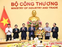 Trao Quyết định của Thủ tướng Chính phủ bổ nhiệm Thứ trưởng Bộ Công Thương