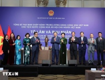 Tổng Bí thư, Chủ tịch nước Tô Lâm gặp gỡ cán bộ, nhân viên Đại sứ quán và cộng đồng người Việt Nam tại Liên bang Nga