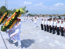 Thủ tướng dâng hương tưởng niệm tại Di tích Quốc gia đặc biệt Đường Hồ Chí Minh trên biển