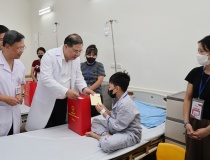 Phó Thủ tướng Thường trực Phạm Gia Túc thăm, tặng quà bệnh nhi dịp Tết Trung thu