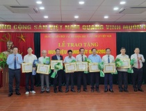 111 đảng viên thuộc Đảng bộ Liên hiệp Hội Việt Nam được trao tặng Huy hiệu đảng