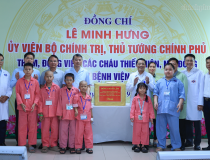 Thủ tướng trao quà của Tổng Bí thư, Chủ tịch nước Tô Lâm tặng các bệnh nhi ung thư