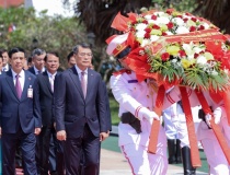 Thủ tướng Lê Minh Hưng đặt vòng hoa tại Đài tưởng niệm các chiến sĩ vô danh của Lào