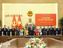 Chủ tịch Quốc hội Trần Thanh Mẫn dự Lễ trao tặng Huy hiệu 35 năm tuổi Đảng
