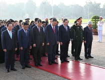 Lãnh đạo Đảng, Nhà nước, các đại biểu Quốc hội vào Lăng viếng Chủ tịch Hồ Chí Minh