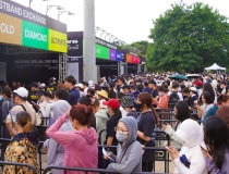 SVĐ Mỹ Đình nóng lên trước giờ G: Fan BIGBANG háo hức đổi vòng tay, đếm ngược hai đêm concert