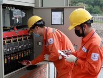 Khẩn trương xem xét phương án giảm thuế tiêu thụ đặc biệt với xăng về 0% và giảm giá điện