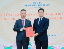 Thứ trưởng Thường trực Vũ Mạnh Hà trao Quyết định của Bộ trưởng Bộ Y tế bổ nhiệm chức vụ Phó Giám đốc Bệnh viện Bạch Mai
