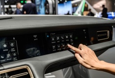 Dùng màn hình cảm ứng trên xe ô tô khi lưu thông tiềm ẩn nhiều rủi ro