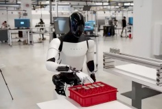 Tesla đưa 2 robot hình người vào làm việc tại nhà máy