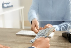 Cẩn thận mất tiền khi sử dụng dịch vụ chuyển tiền sang nước ngoài