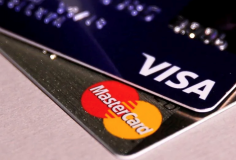 Các nhà bán lẻ châu Âu kêu gọi siết chặt quản lý Visa, Mastercard